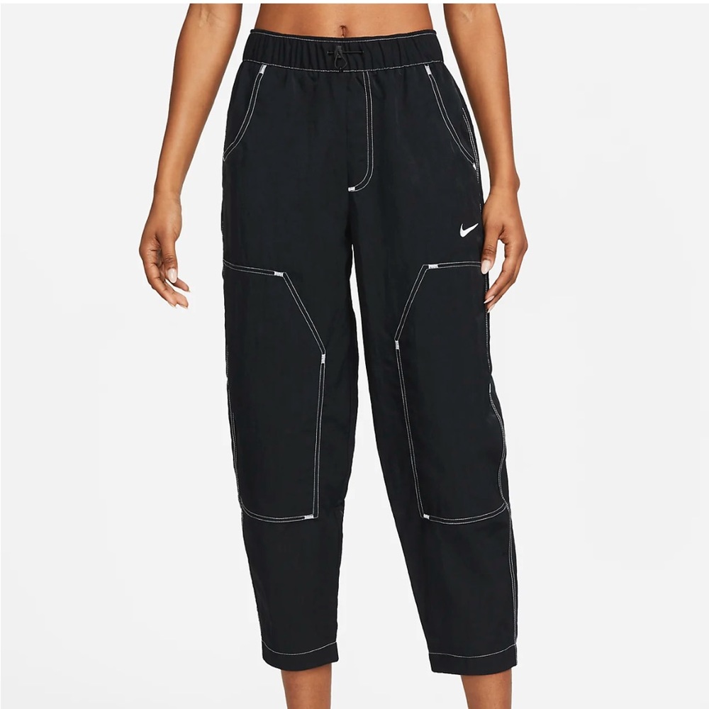 Nike Sportswear Swoosh
Women's High-Waisted Woven Pants contrast stitch